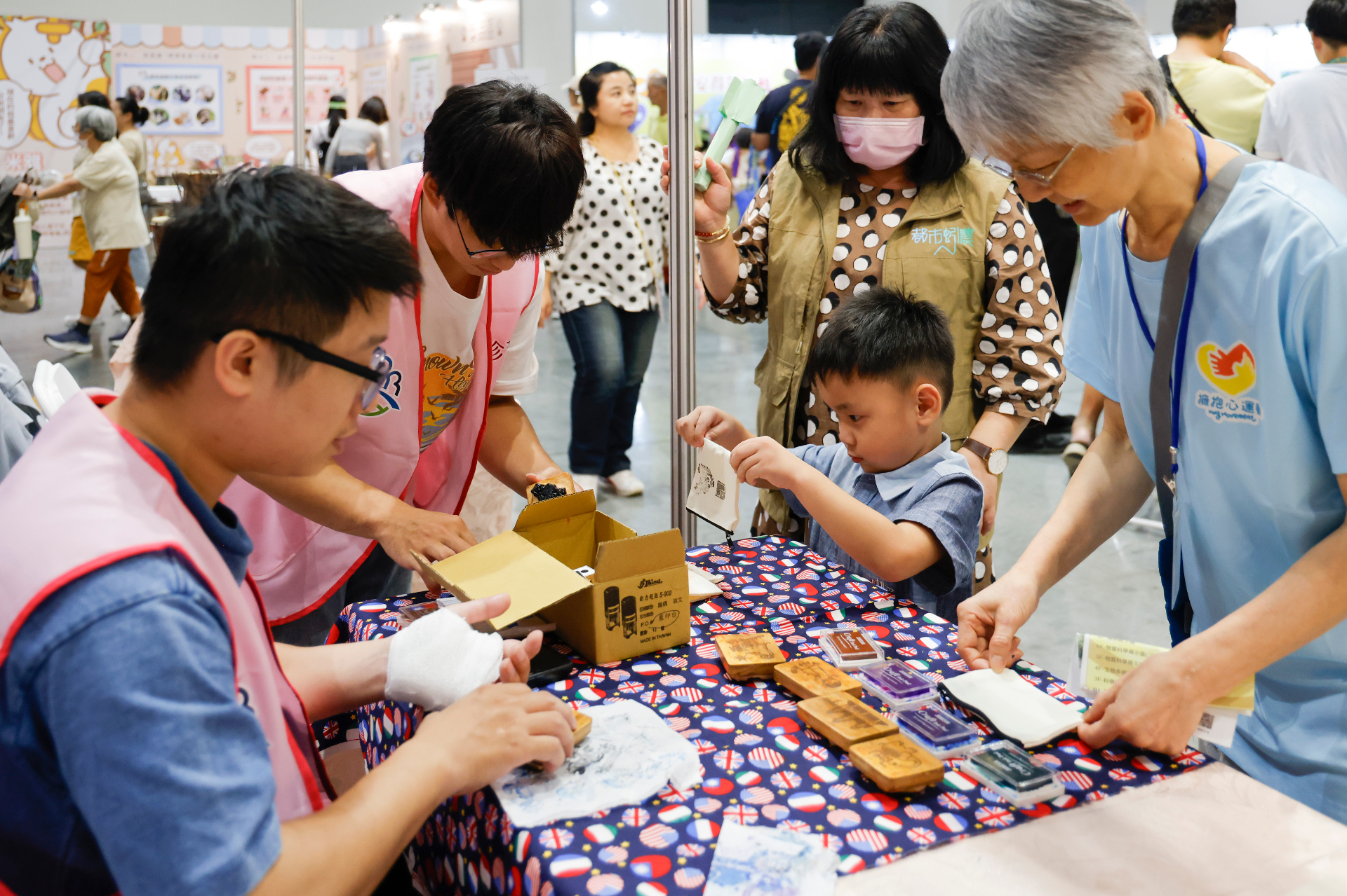 孩子在賽珍珠基金會攤位體驗蓋印章活動