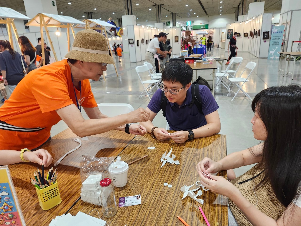 志工教導親子手作紙藝童玩