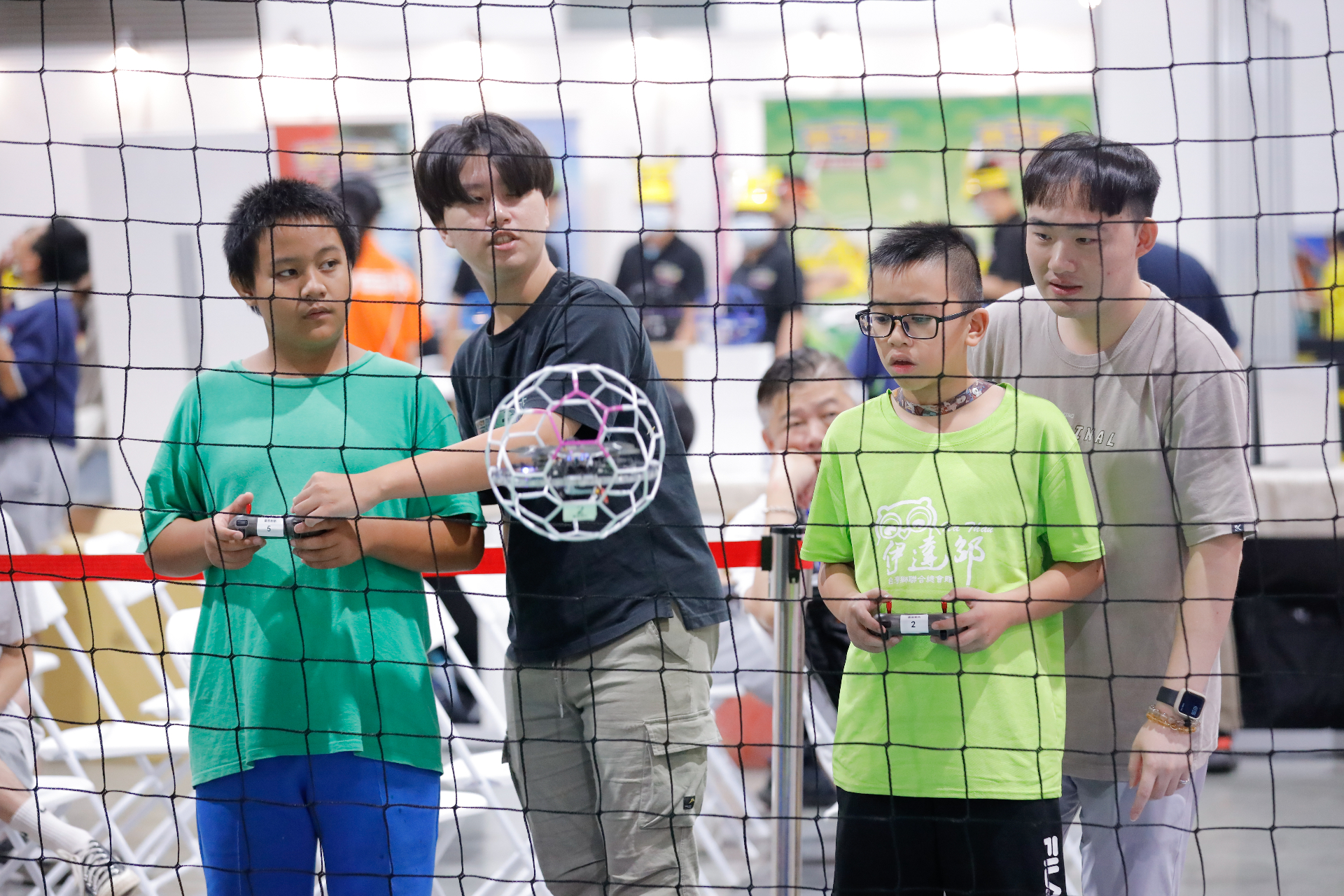孩子在網架前體驗遙控飛行科學裝置